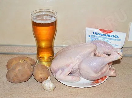 Pui, coaptă în cuptor, la o bancă cu o bere