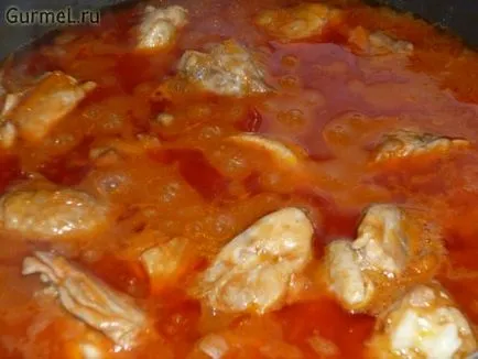 Pui în sos de tomate