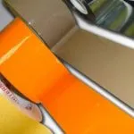 Cum de a elimina urmele de bandă adezivă cu folie de plastic, mobilier, sticlă și țesături