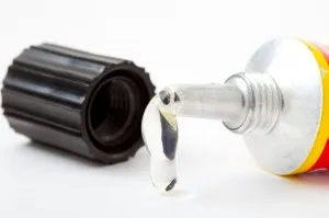 Cum de a elimina superglue din plastic (eliminați) Cum de a elimina lipici super-din material plastic