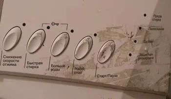 Cum de a elimina urmele de bandă adezivă cu material plastic, mobilier, sticlă sau îmbrăcăminte