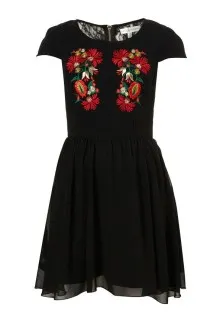 Cum de a decora o rochie neagră cu mâinile, o fotografie (pentru a decora) Cum de a decora o rochie neagră cu mâinile sale, fotografii