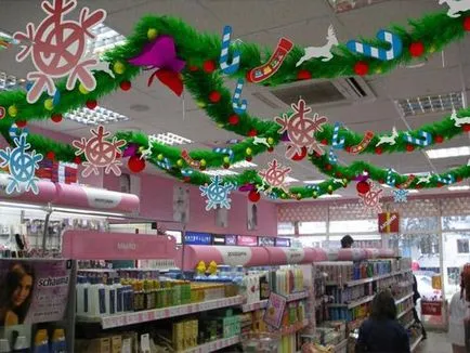 Cum de a decora ferestrele magazinelor și un nou 2018 (50 de fotografii idei)