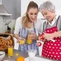 Cum să obțineți de-a lungul în casa a două gospodine soacră în bucătărie și vă helsnyus - revista de sănătate, modă, luminos (relația) Cum să obțineți de-a lungul în casa a două gospodine soacră în bucătărie și vă helsnyus - revista de sănătate, modă, luminos