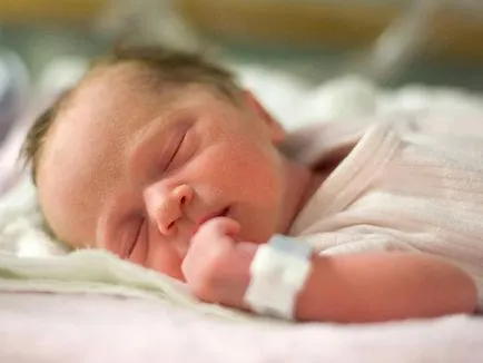 Cum să aibă grijă de un băiat copil nou-născut, în prima lună