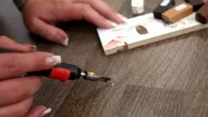 Cum pentru a sigila gaura din linoleum la domiciliu (linoleum) Cum pentru a sigila gaura din linoleum la domiciliu