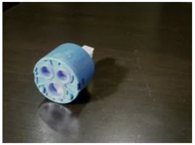 Cum să înlocuiți un cartuș de toner într-un blender cu mâinile