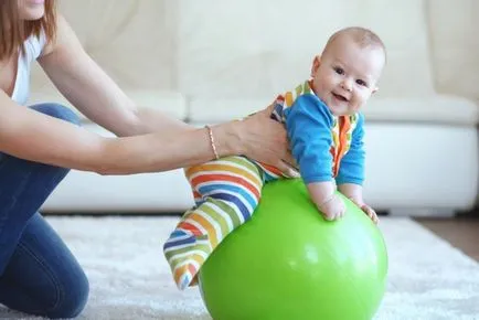 Atunci când un copil începe să se târască pe burta pe cont propriu, pe burțile lor, în patru labe (crawler copil) Atunci când un copil începe să se târască pe burta pe cont propriu, pe burțile lor, în patru labe