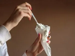 sac de patiserie cu mâinile sale