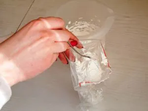 sac de patiserie cu mâinile sale