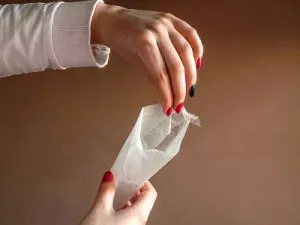 sac de patiserie cu mâinile sale