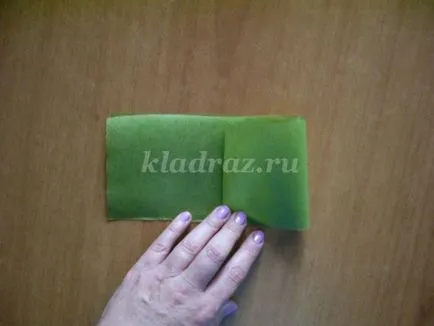 Compoziția de flori în coș cu mâinile