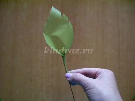 Compoziția de flori în coș cu mâinile