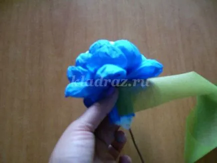 Compoziția de flori în coș cu mâinile