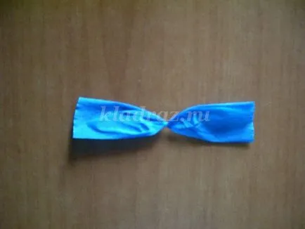 Compoziția de flori în coș cu mâinile