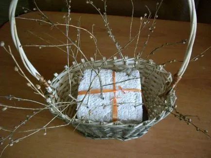 Compoziția de flori în coș cu mâinile