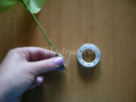 Compoziția de flori în coș cu mâinile