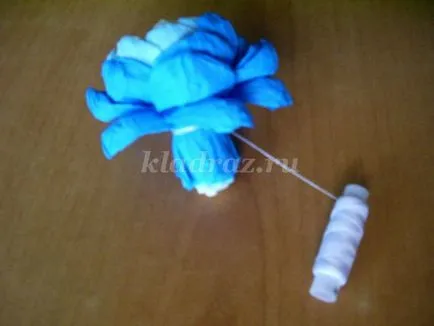 Compoziția de flori în coș cu mâinile