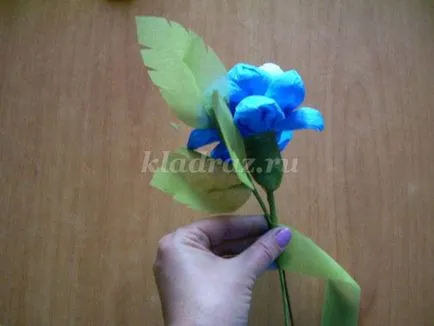 Compoziția de flori în coș cu mâinile