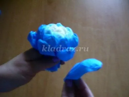 Compoziția de flori în coș cu mâinile