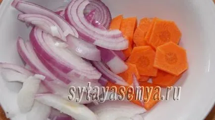 Pui cu legume într-un vas în cuptor, rețeta cu o fotografie
