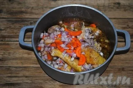 Pui, fiert felii cu ceapa si morcovi - reteta cu fotografii