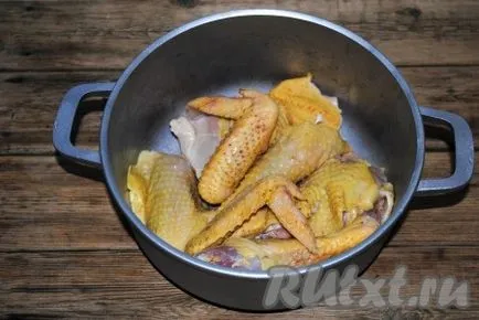 Pui, fiert felii cu ceapa si morcovi - reteta cu fotografii