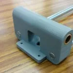 cutter cu laser cu mâinile de pe ansamblul de metal, lemn, placaj si componente (lemn) cutter cu laser cu mâinile pe metal, lemn, placaj componente si asamblarea