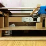 cutter cu laser cu mâinile de pe ansamblul de metal, lemn, placaj si componente (lor) cutter cu laser cu mâinile pe metal, lemn, placaj componente si asamblarea