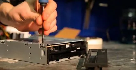 cutter cu laser cu mâinile de pe ansamblul de metal, lemn, placaj si componente (lemn) cutter cu laser cu mâinile pe metal, lemn, placaj componente si asamblarea