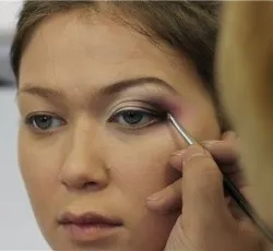 Machiajul pentru pleoape coborâte - machiaj, vizual ochi-deschidere (omis) Make-up pentru pleoapele coborâte - machiaj, vizual ochi-deschidere
