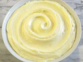 Aplicați crema corectă de umflare la nivelul pielii, de pungi si a ridurilor