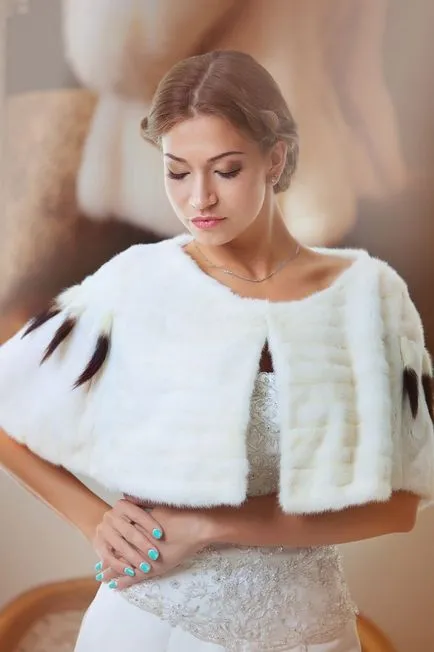 Capul de blana pe umeri sau versiuni ale satin bolerouri, împachetări boa sau o rochie de seara (pelerina) Capul de blana pe umeri sau versiuni ale satin bolerouri, împachetări boa sau o rochie de seară