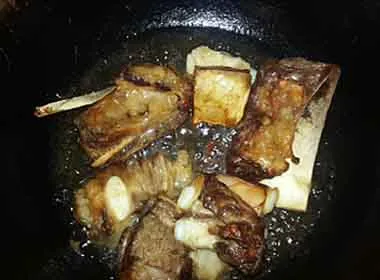 Pilaf uzbecă Real cu carne de vită într-un cazan