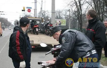 Am nevoie de un permis de conducere pe un scuter (moped) în 2017 (dreapta) Am nevoie de un permis de conducere pe un scuter (moped) 2017