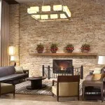 Decorarea pereților cu piatră decorativă în camera de zi apartament cu care se confruntă un material artificial (fotografii, (căptușeală) Decorarea pereților cu piatră decorativă în camera de zi apartament cu care se confruntă un material artificial (fotografii,