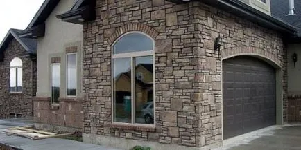Finisarea fațadei unei materiale pentru casa de țară pentru placarea unei fațade