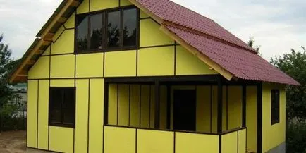 Finisarea fațadei unei materiale pentru casa de țară pentru placarea unei fațade
