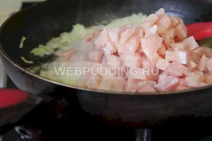 Plăcinte de patiserie sub formă de fulgi, cu carne de pui place să gătească