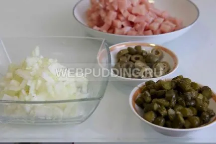Plăcinte de patiserie sub formă de fulgi, cu carne de pui place să gătească