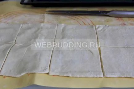 Plăcinte de patiserie sub formă de fulgi, cu carne de pui place să gătească