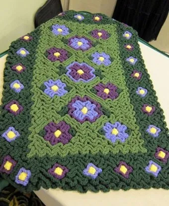 Țesutul covoare făcute din resturi cu mâinile lor pentru a crea un lucruri originale mici de cârpe vechi (țesut rupe în bucăți mână de tricotat croșetat covor) Țesutul covoare făcute din resturi cu mâinile lor pentru a crea un lucruri originale mici de cârpe vechi