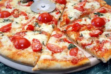 Pizza cu roșii - pur și simplu delicioase și frumos