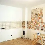 Walkthrough șorț pe gresie de bucătărie cu mâinile lor