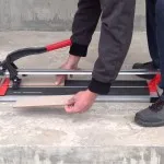 Walkthrough șorț pe gresie de bucătărie cu mâinile lor