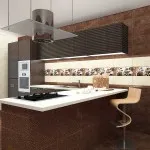 Walkthrough șorț pe gresie de bucătărie cu mâinile lor