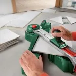 Walkthrough șorț pe gresie de bucătărie cu mâinile lor
