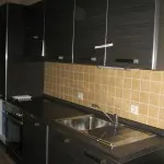 Walkthrough șorț pe gresie de bucătărie cu mâinile lor