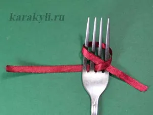 funde simple de panglici de satin pe o furculiță, Scribble