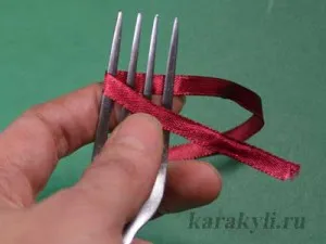 funde simple de panglici de satin pe o furculiță, Scribble